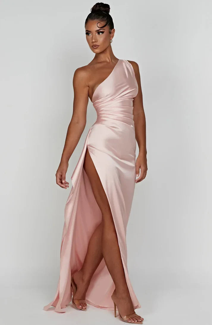 Comfortable women's maxi dress. Versatile long dress, ideal for chic casual everyday wear.
