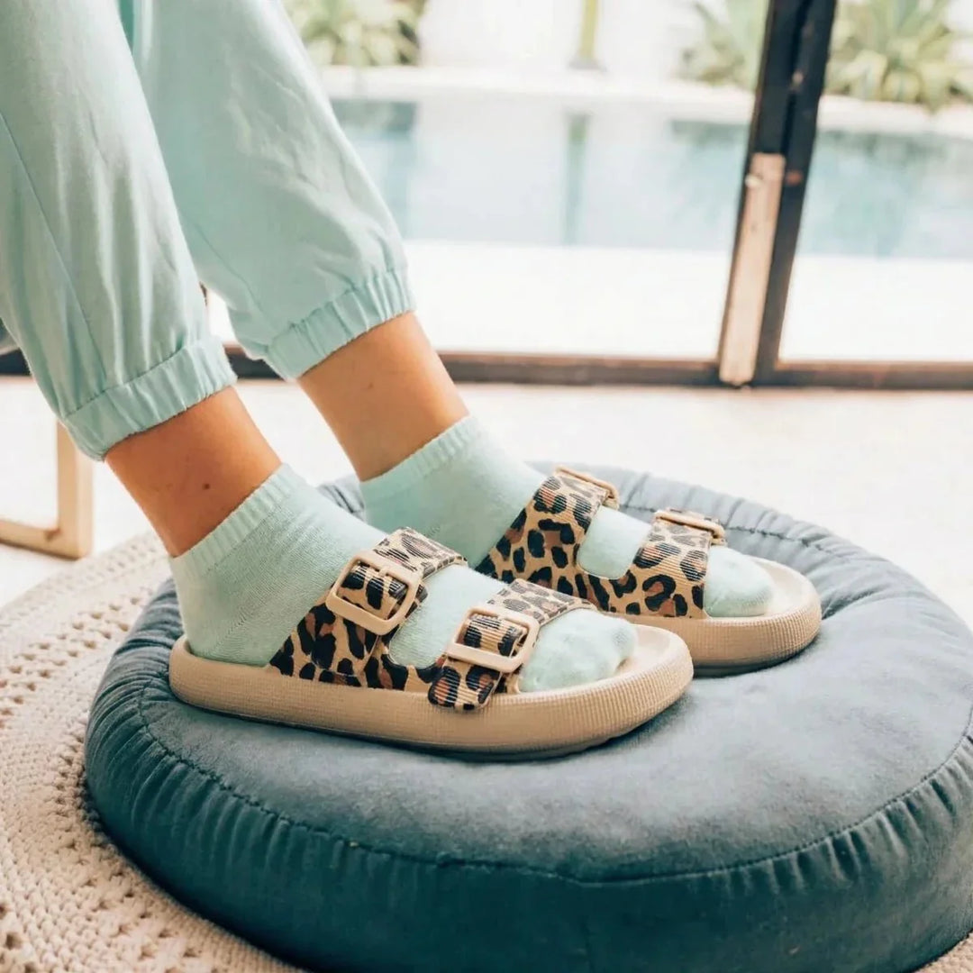 Orthopedic house slippers with arch support, unisex comfort footwear.