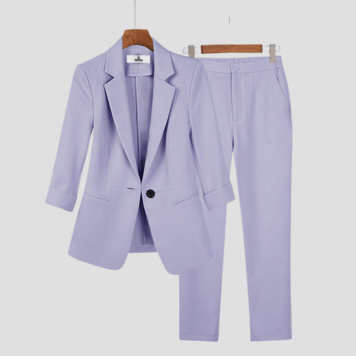 Versatile women's blazer & trousers set. An elegant two-piece ensemble suitable for business or chic daily wear.