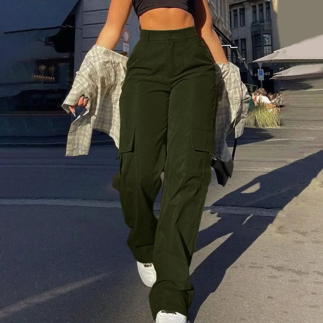 Fashionable women's multi-pocket baggy cargo pants, high waist for a chic look & everyday utility.