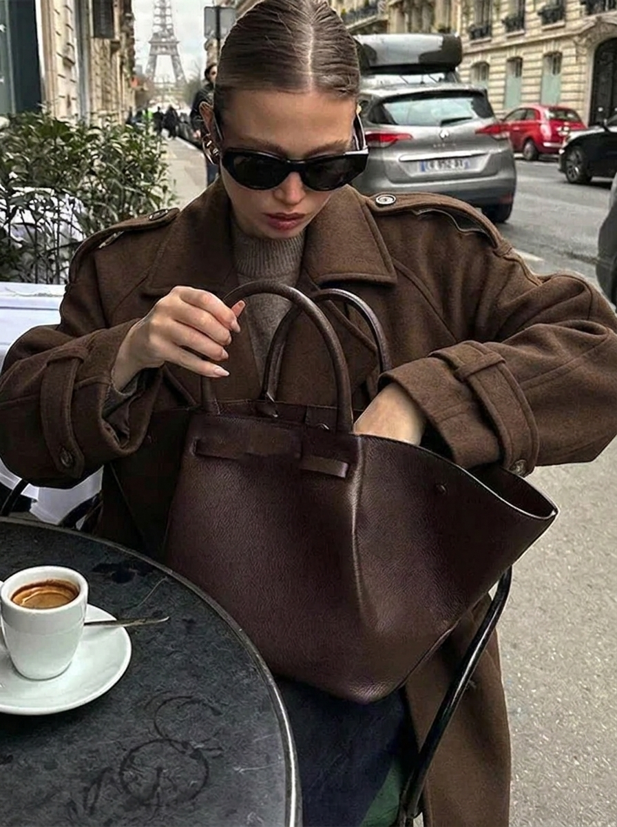 Trendy women's cropped trench coat, double-breasted style ideal as a fall jacket or elegant winter fashion.