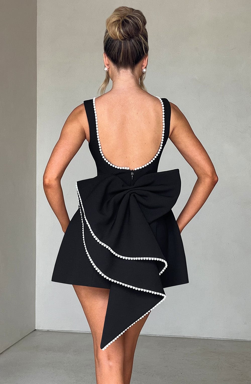 Women's elegant boat neck mini dress, sleeveless, with a beautiful back bow, ideal for formal parties.
