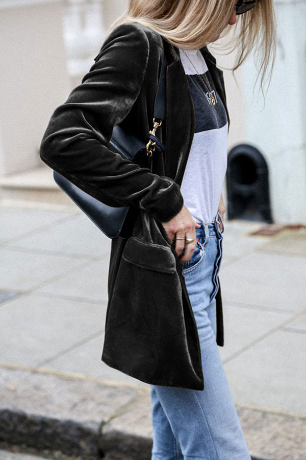 Essential women's oversized blazer, perfect for a chic casual style, highlighted by trendy flap pockets.