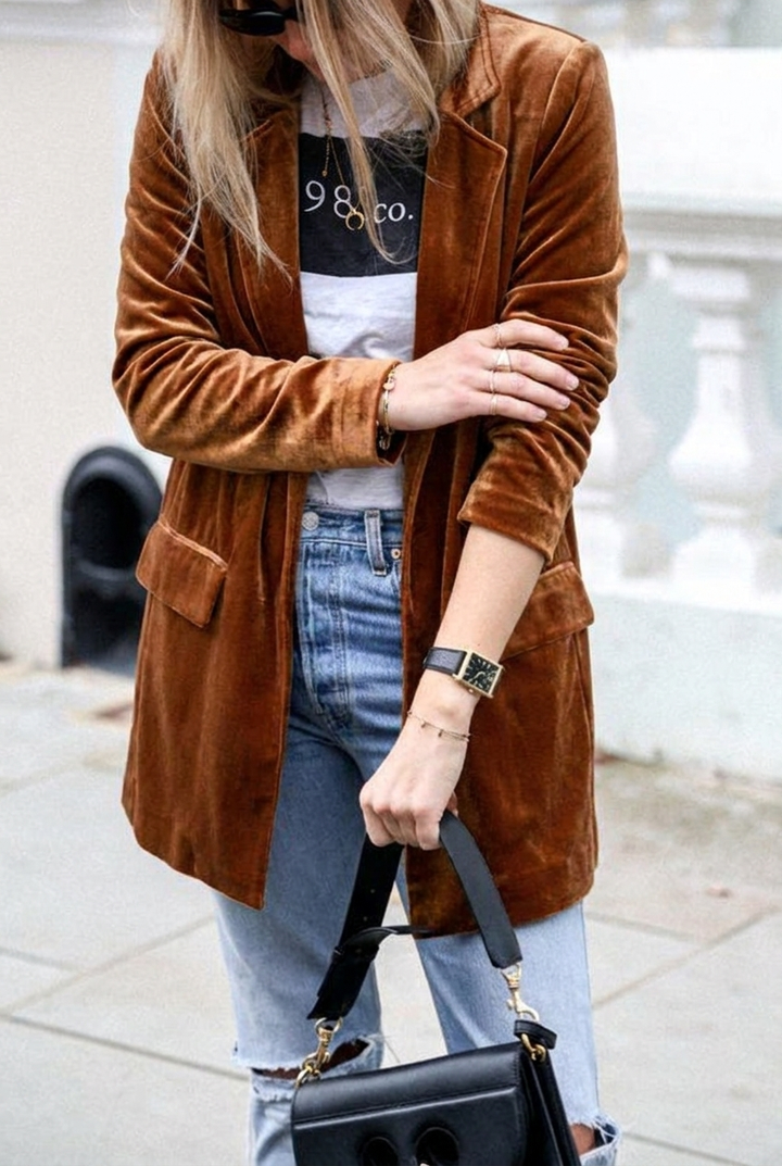 Chic women's oversized blazer with stylish flap pockets, ideal for versatile business casual looks.