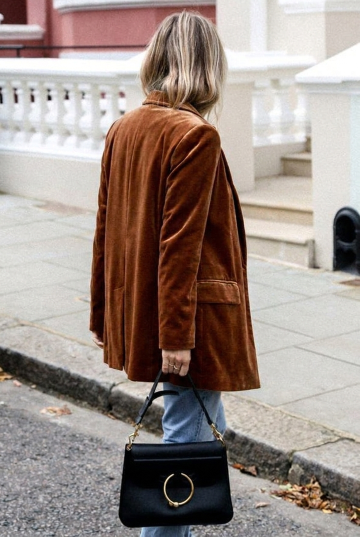 Versatile women's oversized blazer with flap pockets, designed for modern and chic casual style.