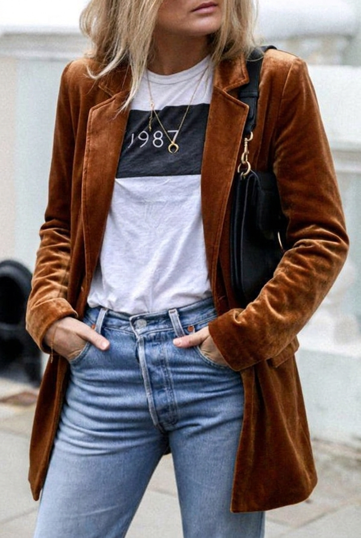 Women's oversized blazer, casual style, featuring chic flap pockets. Perfect for modern fashion.