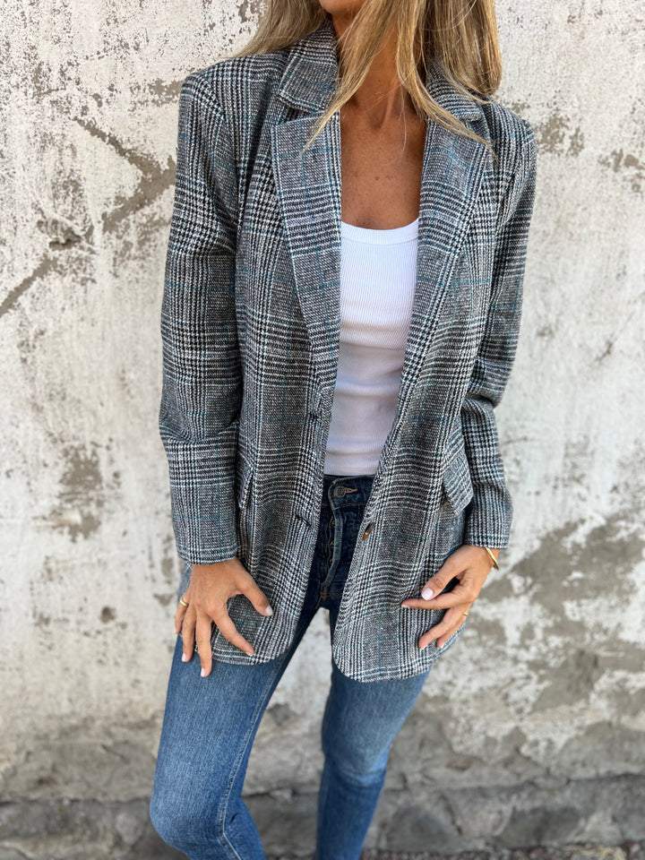 Stylish women's houndstooth oversized blazer, a chic layering piece for winter fashion. Ideal smart casual workwear.