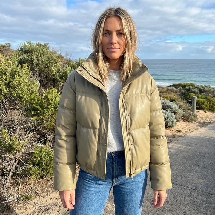 Stylish cropped puffer jacket for women, featuring a comfortable stand collar and quilted design for winter.