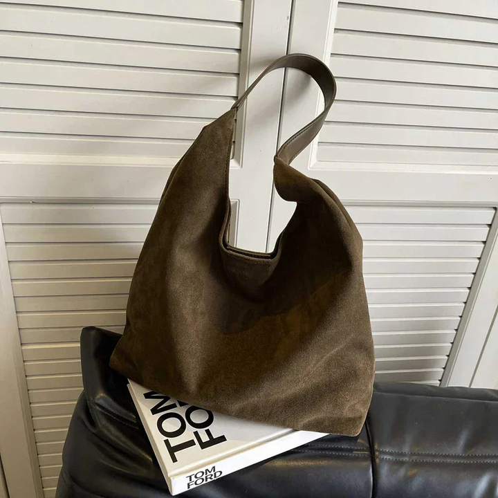 Chic women's casual shoulder bag, a fashionable tote bag & versatile accessory for various outfits.