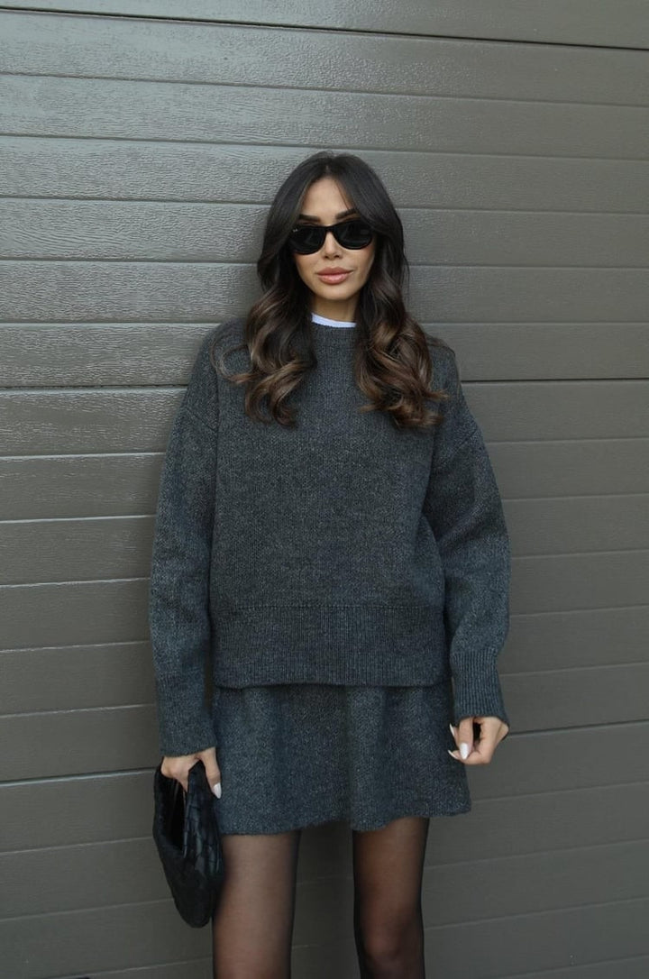 Cozy women's two-piece sweater and mini skirt set. Ideal for a relaxed winter look.
