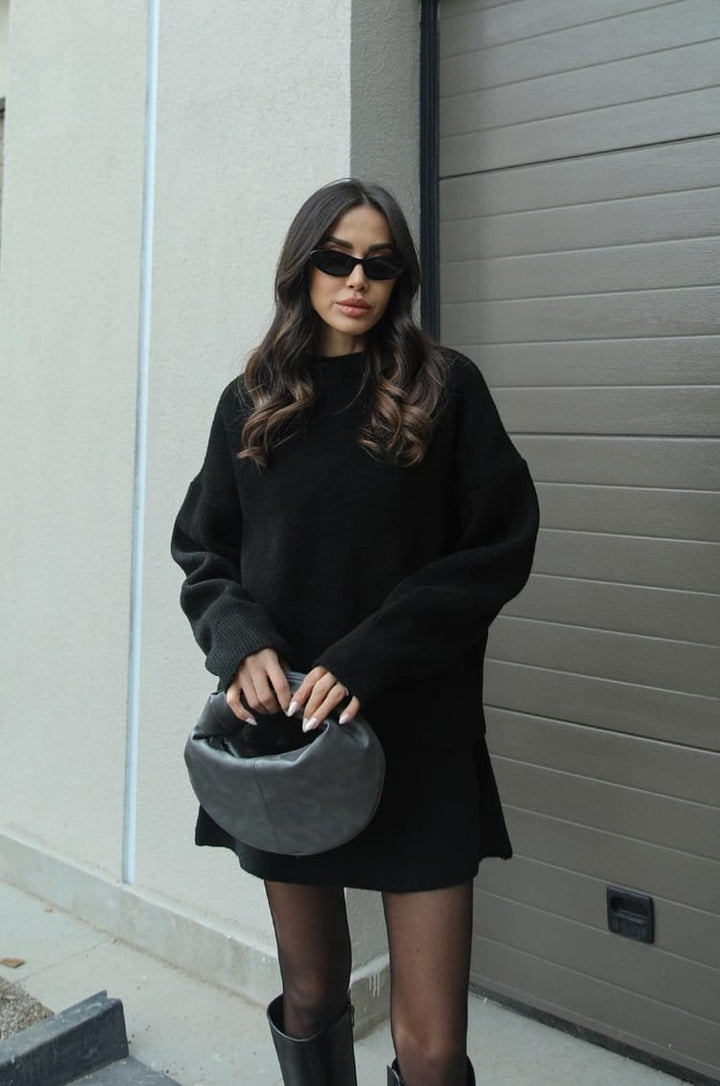 Casual women's oversized sweater and matching mini skirt set. Ideal for daily wear.