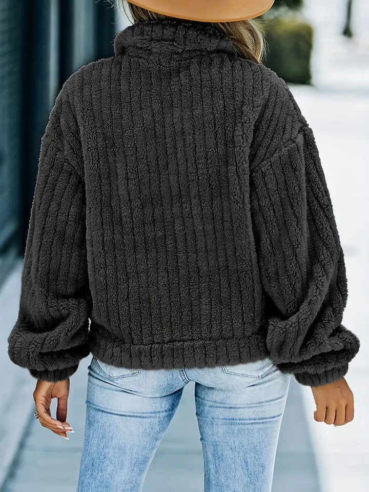 Casual women's button-up winter jacket with a warm collar, ideal for everyday cozy outerwear in fall/winter.